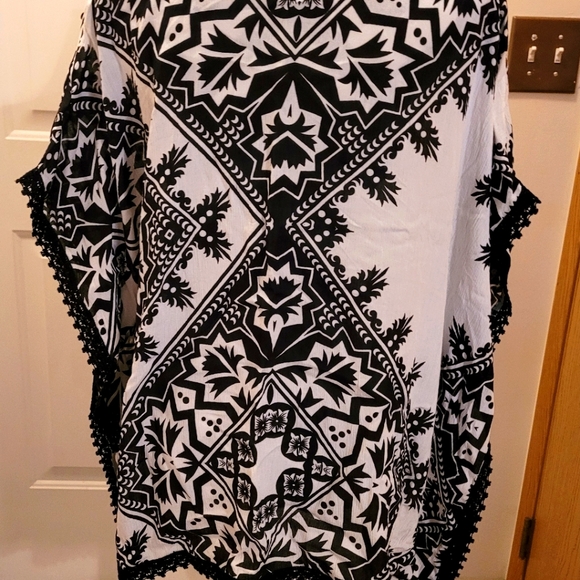 NWOT Chico's top.  SZ S/M but will fit a large easy. - Picture 10 of 13